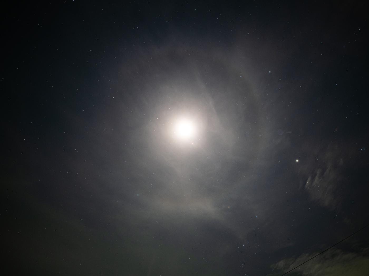 Mesačné halo nasnímané dňa 8.3.2025, 21:58 SEČ Foto: Canon Ra, 5s, 800 ASA, Samyang 2.8/14. Autor: M.Urbaník, Krajská hvezdáreň v Žiline Mesačné halo - svetlý kruh okolo svietiaceho Mesiaca. Autor: M.Urbaník, Krajská hvezdáreň v Žiline